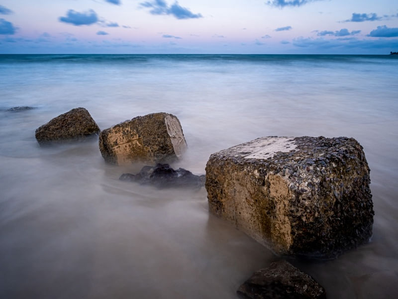 PRAIA DE PIRAMBUZIUS E AS PEDRAS