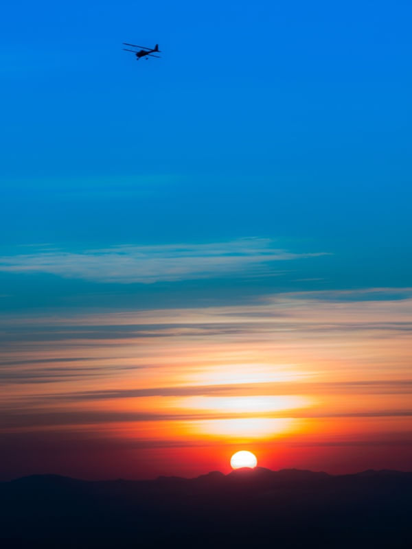 AVIÃO E PÔR DO SOL