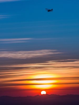 AVIÃO E LINDO PÔR DO SOL