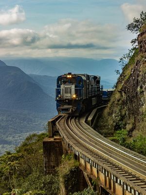 TREM SOBRE O VIADUTO DO CARVALHO, SERRA DO MARUMBI - PR