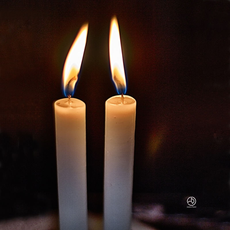 VELAS BRANCAS ACESAS