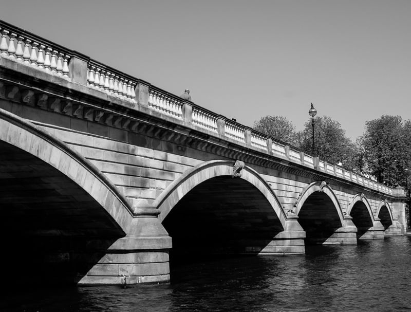 PONTE SOBRE LAGO