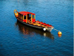 BARCO VERMELHO EM ÁGUA AZUL