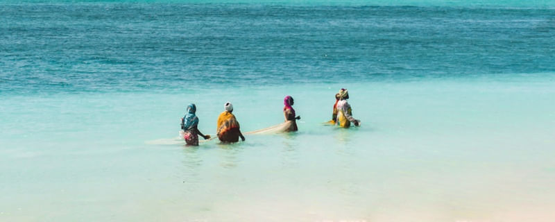 MULHERES DE ZANZIBAR NO MAR
