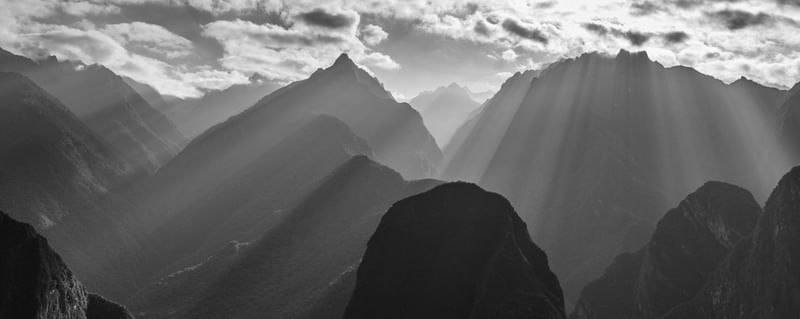 RAIOS DE SOL ENTRE MONTANHAS