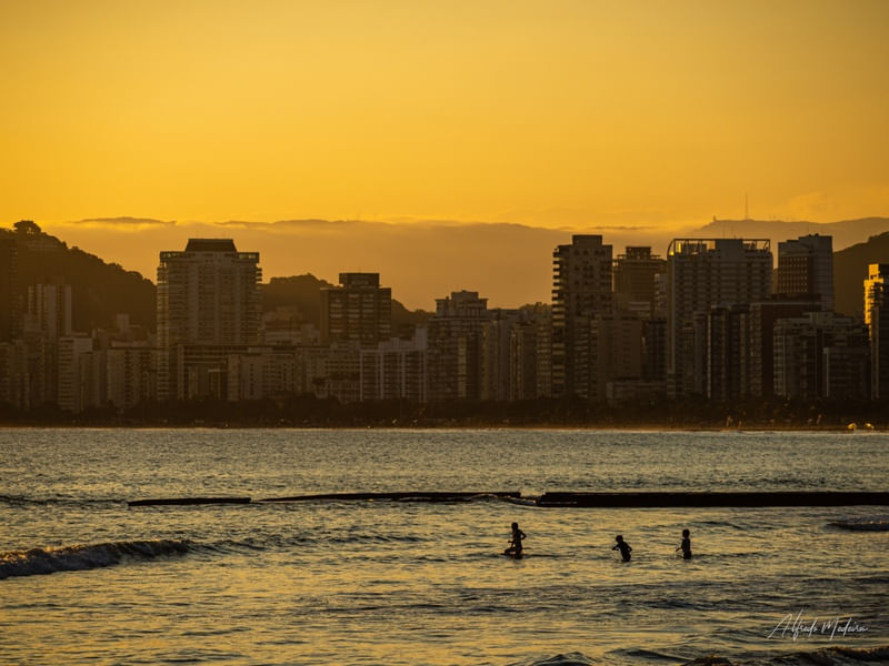BRINCANDO NO MAR