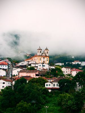 IGREJA ENTRE NUVENS