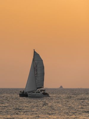 BARCO AO POR DO SOL
