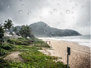 A PRAIA É BONITA ATÉ NA CHUVA