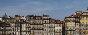 APARTAMENTOS COLORIDOS TÍPICOS DE PORTUGAL - PORTO