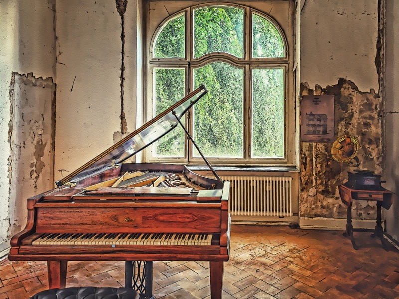 PIANO ESQUECIDO