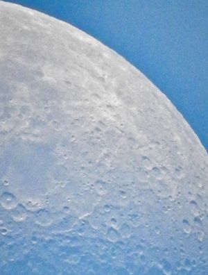 LUA RUIDOSA B