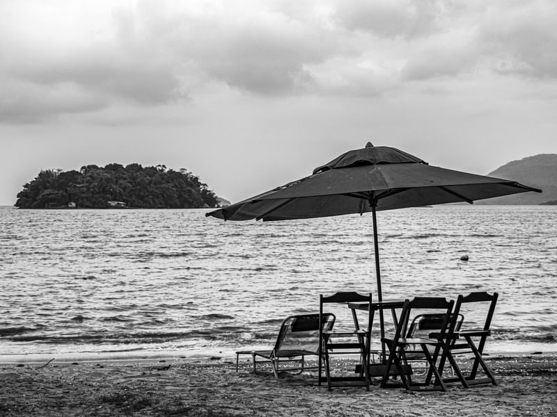 CÉU, MAR E AS CADEIRAS VAZIAS