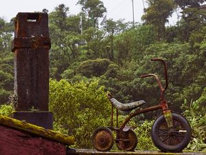 BRINQUEDO ABANDONADO