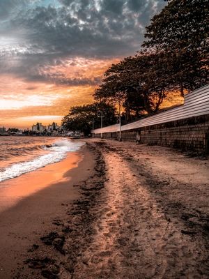 GOLDEN HOUR