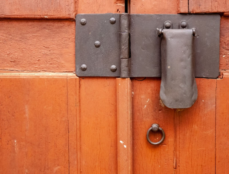 A FECHADURA DA PORTA