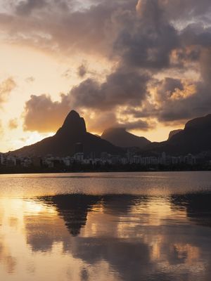 MORRO DOIS IRMÃOS REFLETIDO