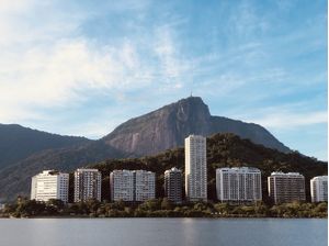 LAGOA EM DIA AZULADO