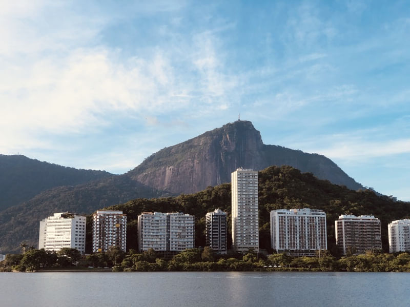 LAGOA EM DIA AZULADO