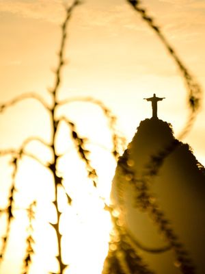 CRISTO REDENTOR EM SUA MOLDURA NATURAL.