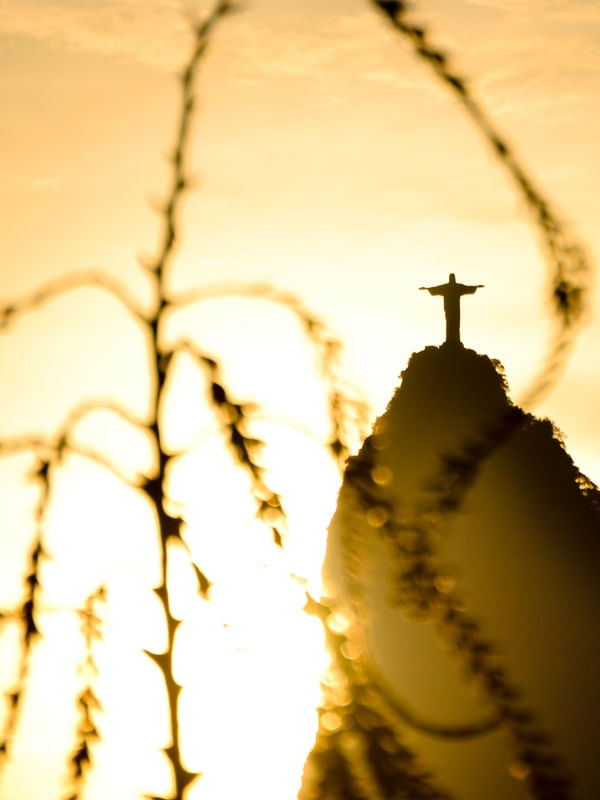 CRISTO REDENTOR EM SUA MOLDURA NATURAL.