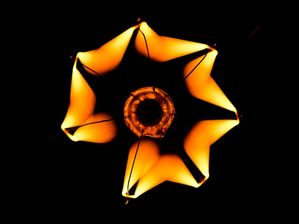A FORMA GEOMÉRTICA DE UMA LÂMPADA DE FILAMENTO DE CARBONO