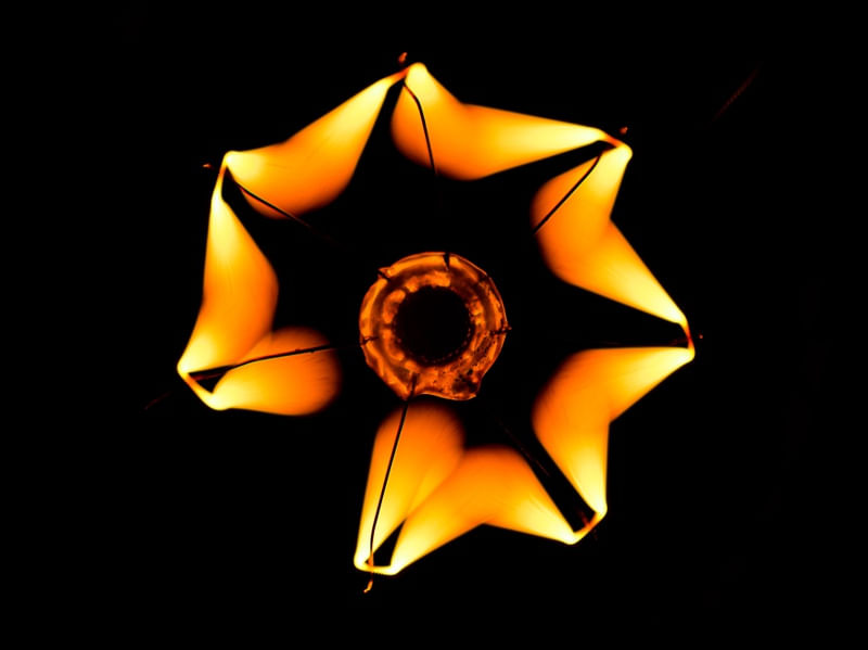 A FORMA GEOMÉRTICA DE UMA LÂMPADA DE FILAMENTO DE CARBONO