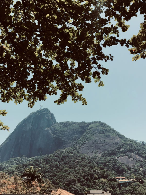 SOB OS BRAÇOS DO CRISTO
