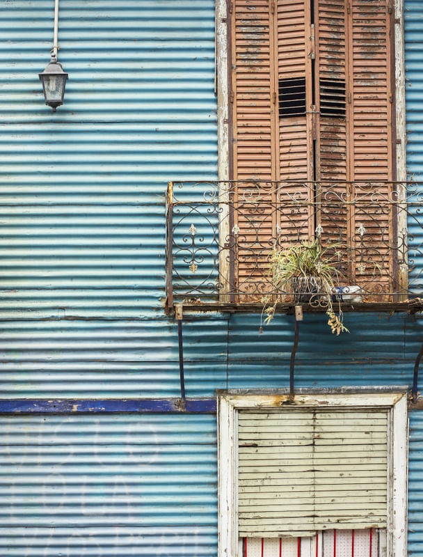 PAREDE AZUL COM JANELAS