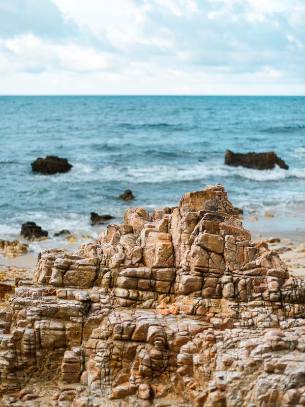 PEDRAS E O MAR EM JERI