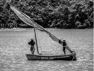 DOIS HOMENS NA CANOA