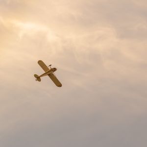 AEROPLANO E NUVENS