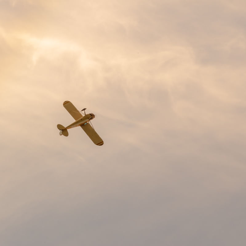 AEROPLANO E NUVENS