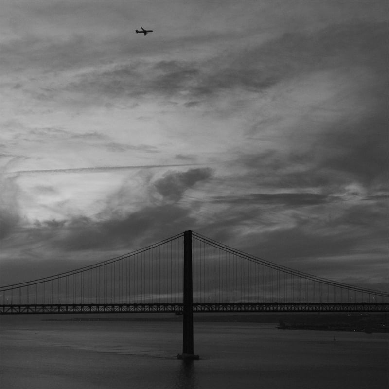 AVIÃO SOBRE PONTE 25 DE ABRIL