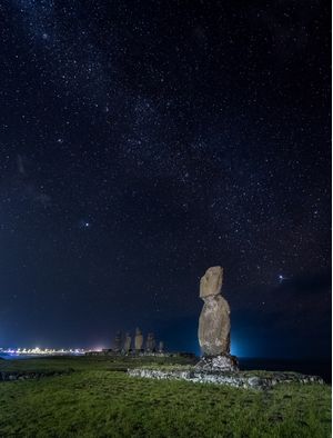MOAI SOB AS ESTRELAS