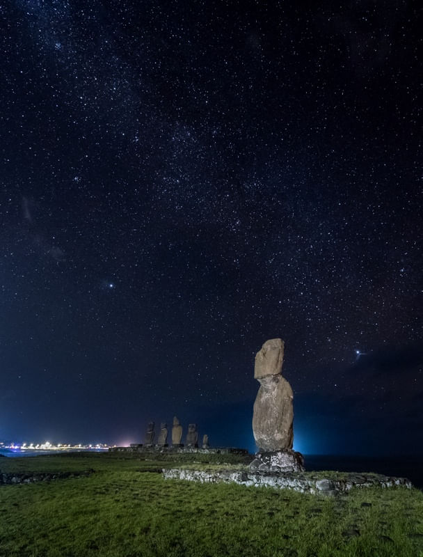 MOAI SOB AS ESTRELAS