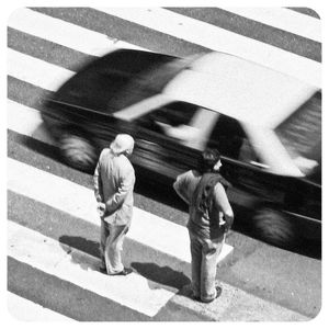 PADESTRES DE RUA CUZANDO CARRO 207