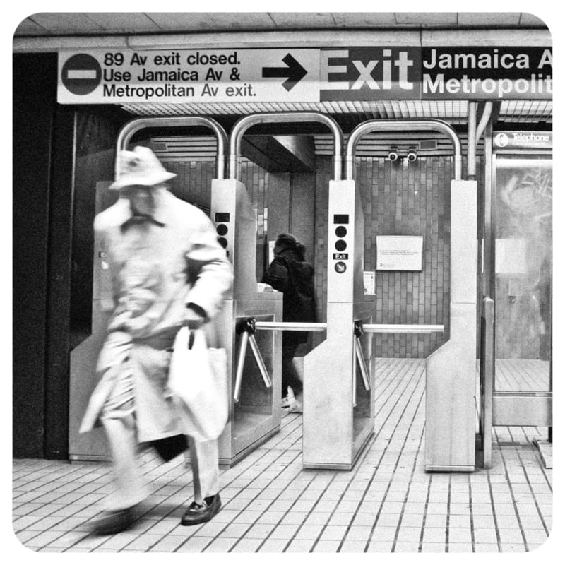 HOMEM SOBRETUDO ESTAÇÃO METRO NEW YORK 260
