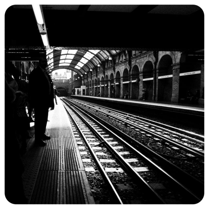 ESTAÇÃO DE TREM INGLESA SILHUETA SUSPENSE 326