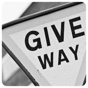 PLACA GIVE WAY 261