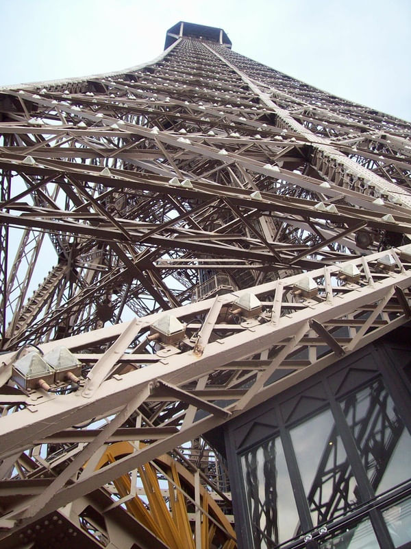 EIFFEL - DE BAIXO PARA CIMA