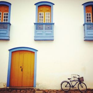 ENTRE PORTAS E JANELAS