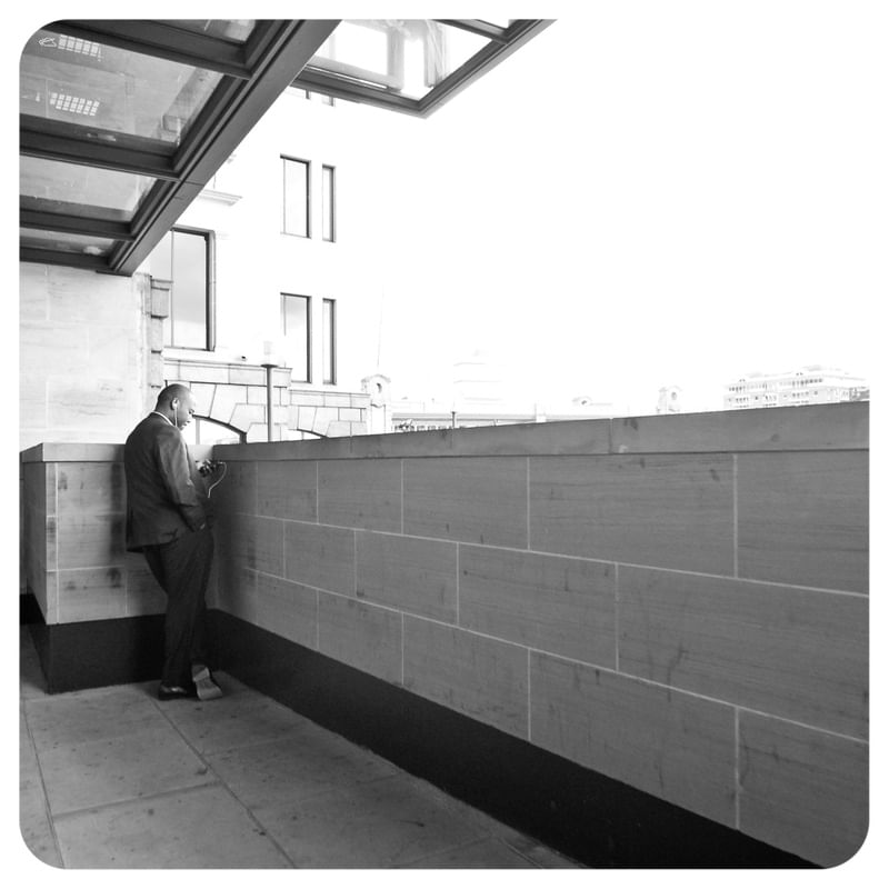 HOMEM AO CELULAR - LONDRES