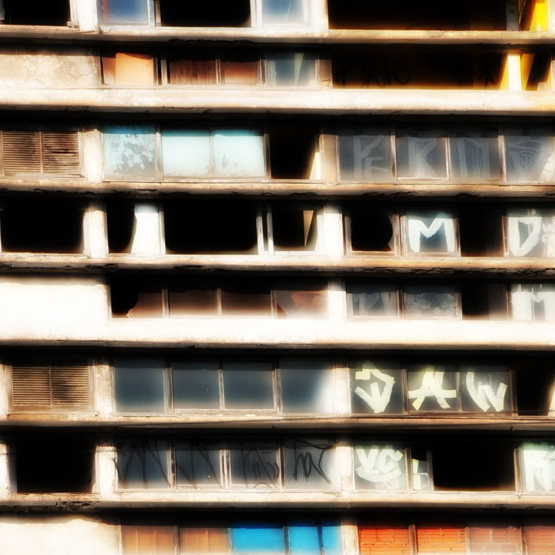 EDIFICIO ABANDONADO, JANELAS VAZIAS