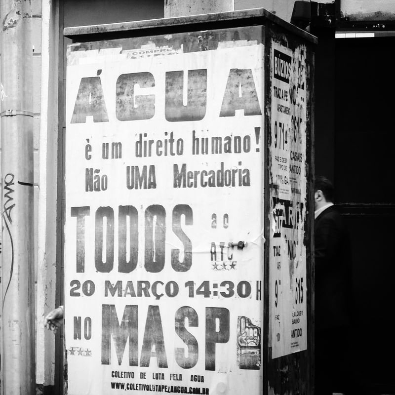ÁGUA, ORELHA E MÃO
