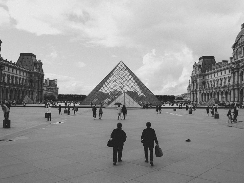 LOUVRE IN BLACK