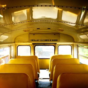 ÔNIBUS AMARELO