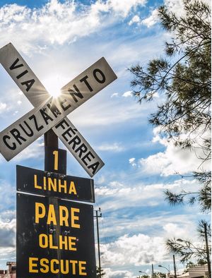 PARE, OLHE E ESCUTE