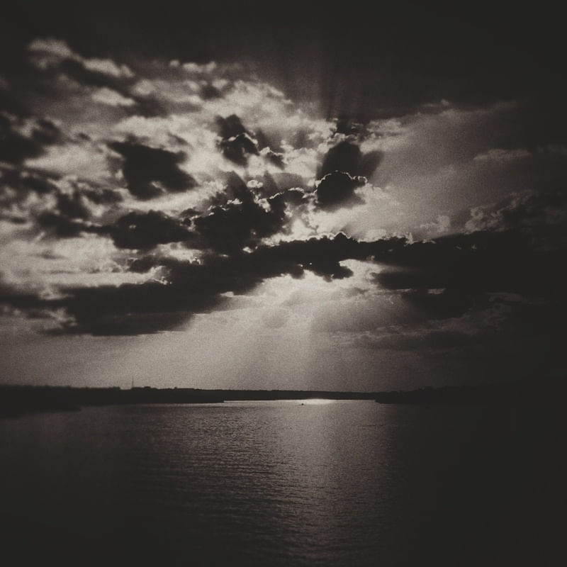 POR DO SOL SOMBRIO
