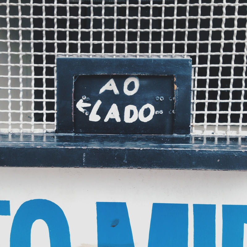 AO LADO